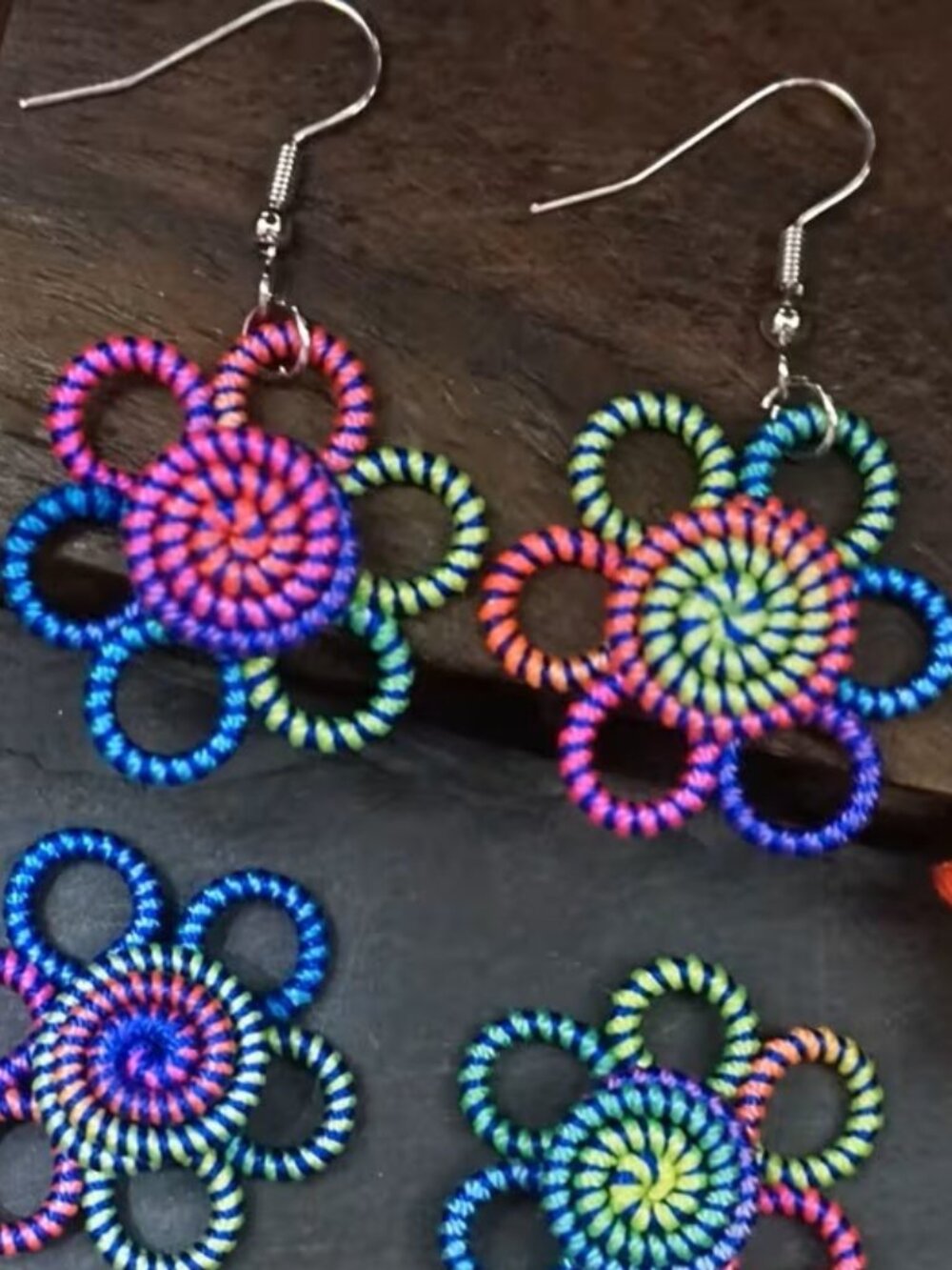 One Pair Seven Color Rainbow Dangle Earrings in Flower Shape Z3